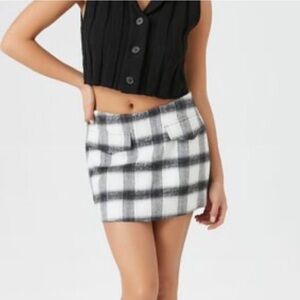 Checked Mini Skirt in Black & White Plaid Zip-up size Medium Forever 21